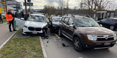 Ein 38-jähriger Deutscher prallte mit seinem Fahrzeug gegen das Heck eines vor ihm stehenden Autos.
