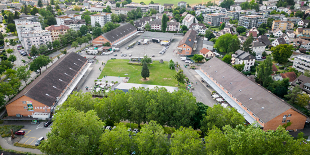 Die Stadt Uster hat mit der GWG Winterthur einen Vertrag für das Zeughausareal West unterzeichnet, um Wohnraum zu schaffen.