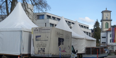 Das Festzelt auf dem Dunantplatz in Heiden kündet von einer ganzen Reihe von Anlässen, die bis Beginn der Sommerferien für viel Betrieb in der Vorderländer Metropole sorgen.
