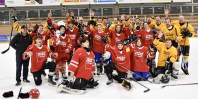 Allerseits Freude und ein Erinnerungsbild: Diesmal geht der Pokal an das Team der Lernenden. 