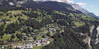 Der Glarner Ferienort Braunwald rutscht ab. Ein Entwässerungsstollen soll Abhilfe schaffen. (Archivbild)