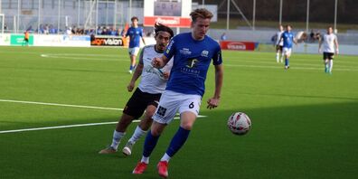 Neuzugang Andrejs Hermann deckt den Ball  ab.