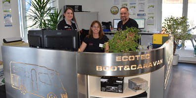 Sie nehmen gerne Kundenwünsche entgegen und vermitteln optimale Lösungen: Fritz Hermann am Empfang der Ecotec AG in Berschis,  gemeinsam mit Selina Pfiffner und Jeanette Dürst (von rechts).