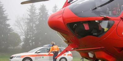 Ein Mann und seine kleine Tochter verletzten sich bei einem Unfall in Valens SG und mussten ins Spital geflogen werden.