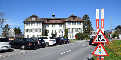 Ruhig und friedlich, einzig die Strassenbaustelle rund ums kantonale Asylzentrum im ehemaligen Nuoler Pateshaus sorgt derzeit für etwas Lärm.