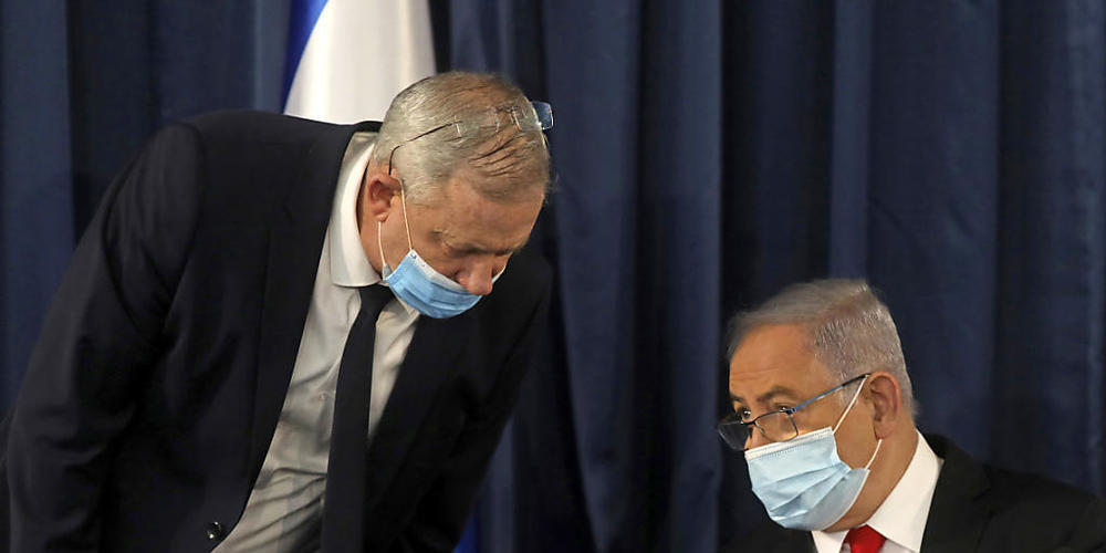 Benjamin Netanjahu (r), Premierminister von Israel, und Benny Gantz, Vorsitzender der Mitte-Bündnisses Blau-Weiß, während der wöchentlichen Kabinettssitzung. Foto: Menahem Kahana/Pool AFP/AP/dpa