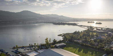 Blick auf die Stadt Rapperswil-Jona mit der Eishalle im Vordergrund und dem Seedamm im Hintergrund. (Archivbild)