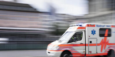 Beim Schulhaus Auhof wurde ein Mann schwer verletzt aufgefunden. Die Polizei geht von einem Delikt aus. (Symbolbild)