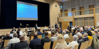 Knapp 200 Bürgerinnen und Bürger fanden den Weg in die Mehrzweckhalle Schwarzenbach