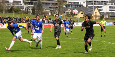 Alfa Djana (rechts) wurde kurz vor Pause wegen eines Notbremsefouls vom Platz gestellt. (Archivbild)