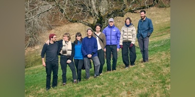 Projektleiter Hanes Sturzenegger und die Kunstschaffenden Mirre Yayla Séur, Anna Maria Fink, Suzanne Bernhardt, Johannes Reisigl, marce norbert hörler, Lucie Tuma und Philipp Kolmann (von links nach rechts).