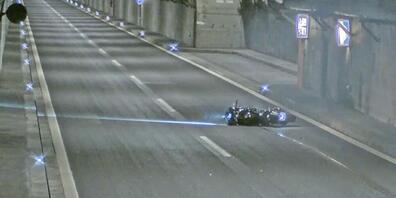 Die Feuerwehr band das ausgelaufene Öl.