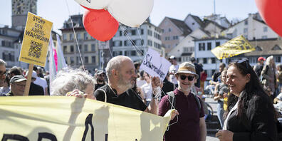 Auch Politikerinnen wie SP-Nationalrätin Jacqueline Badran (Mitte rechts) liefen an der Demo mit.