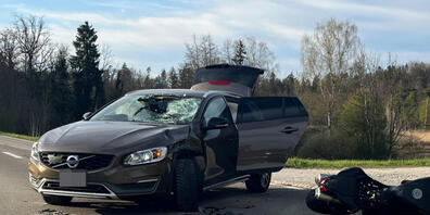 Bei einem Unfall in Oberneunforn TG wurde am Samstag ein 55-Jähriger Töfffahrer schwer verletzt. Beteiligt war eine Autofahrerin, die von einem Parkplatz auf die Strasse fuhr.