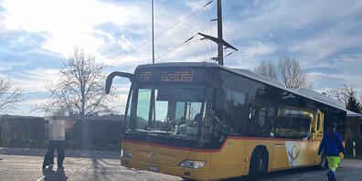 Ein Velofahrer ist am Samstagabend in Jonschwil SG von einem Postauto erfasst und verletzt worden.