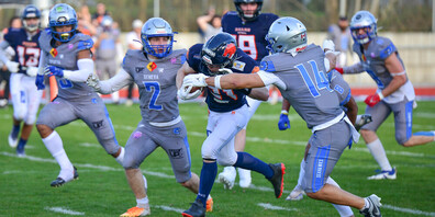 Running Back Patrick Schmid setzt sich energisch gegen die Seahawks-Verteidigung durch