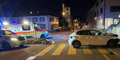 Die 29-jährige Lenkerin des Kleinautos kollidierte frontal mit der Kirchenmauer in Rheinfelden AG. Sie erlag im Spital an ihren schweren Verletzungen.