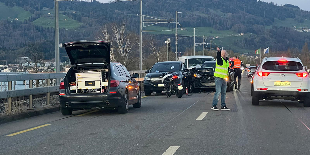 Drei Autos krachten auf der Seedammstrasse Richtung Rappi ineinander.