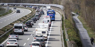 Während der Ferienzeit kommt es auf der Autobahn A13 immer wieder zu Staus. Ein Teil des Verkehrs weicht dann auf die Dörfer entlang der Autobahn aus. Betroffen ist auch Bad Ragaz. (Archivbild)
