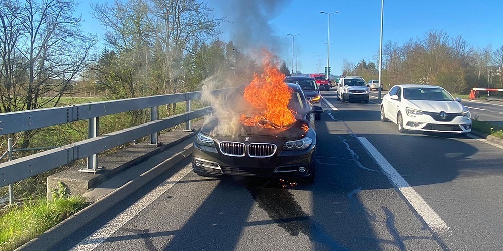 Bei Cham ging ein Auto in Flammen auf.