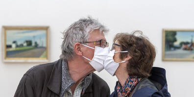 Durchschnittlich verbringen Mitteleuropäer einen Tag pro Lebensjahr mit Küssen. Das ist gesund, hilft gegen Heuschnupfen und Eheprobleme, ist intimer als Sex und lässt einen mindestens fünf Tage länger leben. (Bild: KEYSTONE)