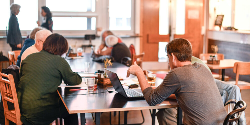 Die Lernstube findet in ungezwungener Atmosphäre im Café SAM an der Motorenstrasse 36 statt.
