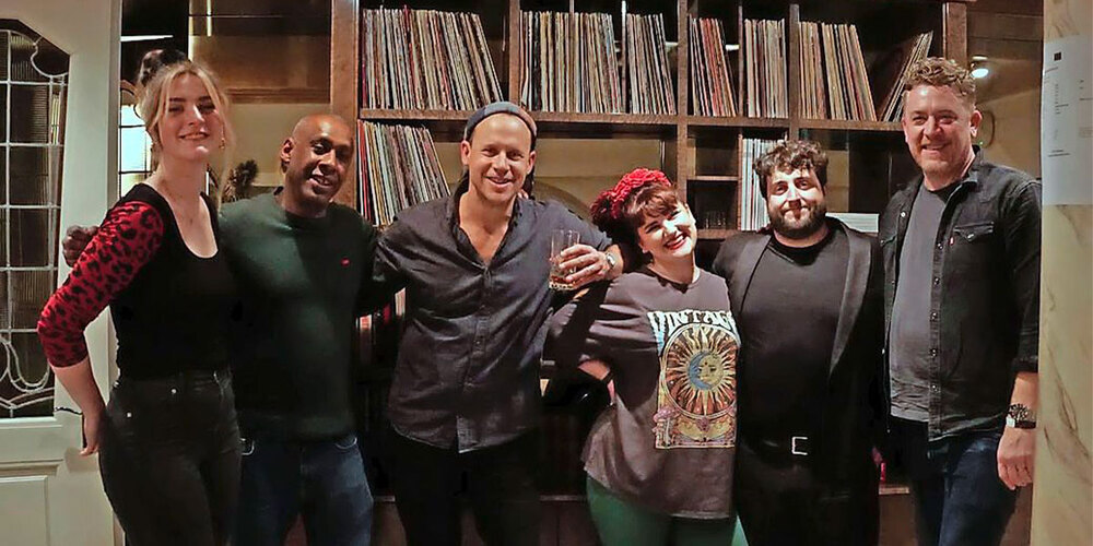 Any Sabadi (links) mit der Band, welche mit Amy Winehouse auftrat.