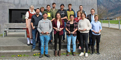 Die glücklichen Diplomierten zusammen mit Thomas Roffler.