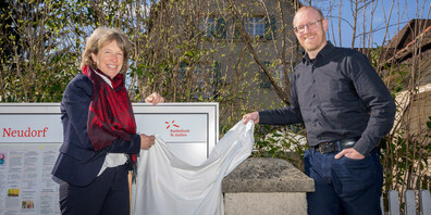 Sonja Gemeinder, Präsidentin Kirchenverwaltungsrat, enthüllt zusammen mit Roman Rieger, Leiter Pastorale Arbeitsstelle, das neue Logo am Schaukasten in Neudorf.