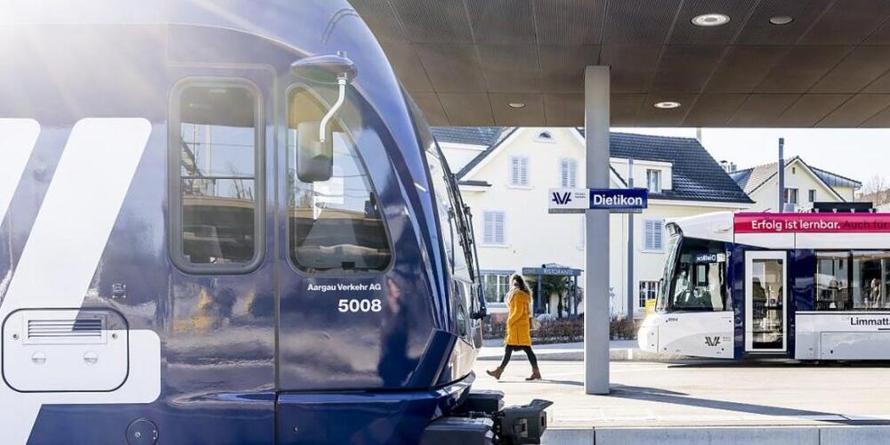 Die Aargau Verkehr AG hat 2024 so viele Passagiere transportiert, wie noch nie: Die Limmattalbahn und die Bremgarten-Dietikon-Bahn am Dietiker Bahnhof.