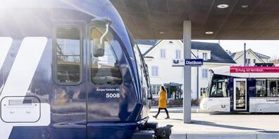 Die Aargau Verkehr AG hat 2024 so viele Passagiere transportiert, wie noch nie: Die Limmattalbahn und die Bremgarten-Dietikon-Bahn am Dietiker Bahnhof.