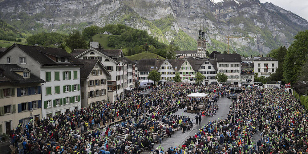 Wer im Kanton Glarus über kantonale Vorlagen abstimmen will, muss am ersten Mai-Sonntag auf den Landsgemeindering in der Kantonshauptstadt. (Archivbild)