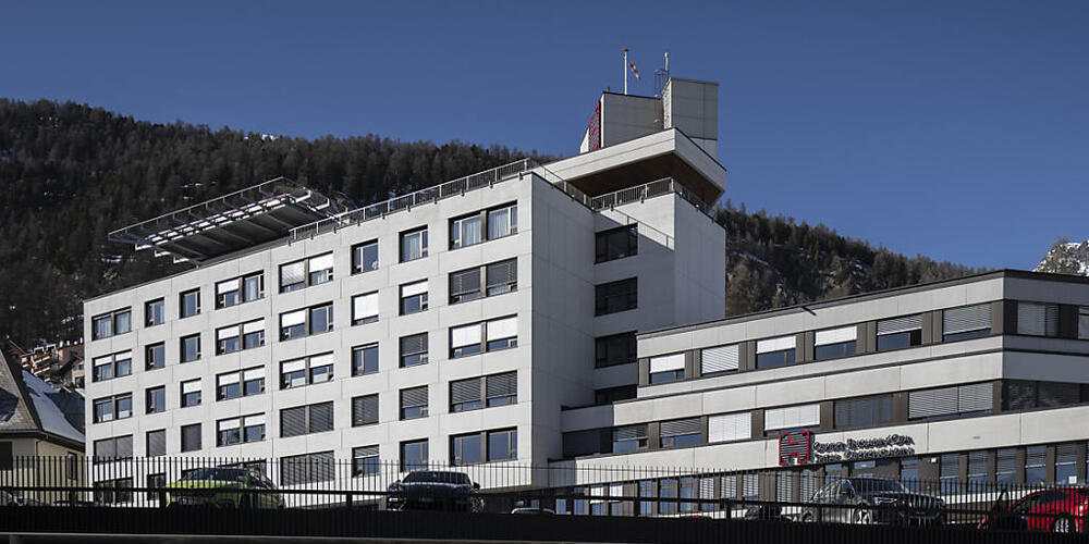Das Spital Oberengadin ist mit 300 Vollzeitmitarbeitenden das zweitgrösste Bündner Krankenhaus. Es steht allerdings finanziell stark unter Druck und will deshalb mit dem Kantonsspital Graubünden fusionieren. (Archivbild)