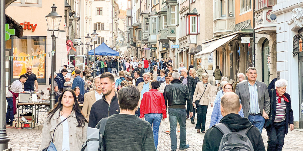 Schaffhausen auf der Gasse. Der einjährige First Friday-Geburtstag lockte unzählige Menschen in die Altstadt, die sich kulinarisch und kulturell verwöhnen liessen.