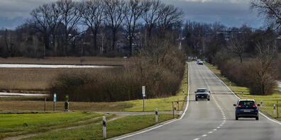 Die Eigentalstrasse im Zürcher Unterland soll zum Veloweg umgewandelt werden. Der Kanton hält trotz Widerstand aus Politik und Bevölkerung am Entscheid fest. (Archivbild)