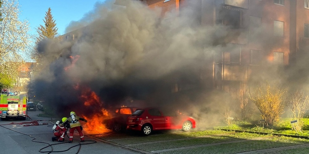 Die Flammen griffen auf weitere Autos über.
