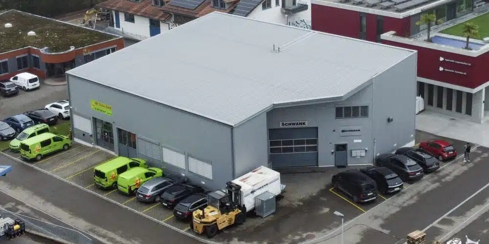 Auf dem Dach der Gewerbehalle werden rund 200 Solarpanels installiert. An dessen Stromproduktion können Private und Firmen partizipieren.