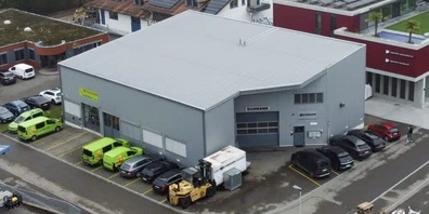 Auf dem Dach der Gewerbehalle werden rund 200 Solarpanels installiert. An dessen Stromproduktion können Private und Firmen partizipieren.