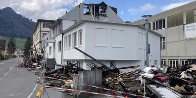 Noch immer deutlich sichtbar: die Spuren des verheerenden Brandes der Liegenschaft Bahnhofstrasse 37 in Reichenburg vom vergangenen 13. März.