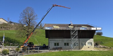Der neue Kran - ein Herkules TD 45260 - ist im Einsatz bei der Montage von Solaranlagen und bei Bedachungsarbeiten.