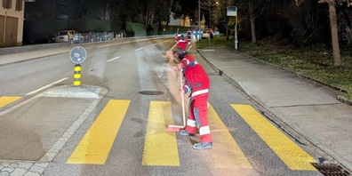 Die Feuerwehren Rüti und Dürnten säuberten mit Oelbinder die Fahrbahn.