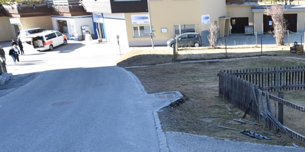 Der Lieferwagen knallte am Montag gegen 16.45 Uhr in Davos Platz in eine Hausfassade und beschädigte ausserdem einen Zaun.