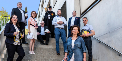 So präsentiert sich der Bezirksrat Höfe in der Amtsperiode 2020 bis 2022 unter Frau Bezirksammann Yolanda Fumagalli (vorne rechts):  die neu gewählten Nicole Fritsche und Edgar Reichmuth, Ratschreiberin Claudia von Euw, Stefan Helfenstein, Bezirksweibel Roland Dreier, Diego Föllmi, Dominik Hug und Guy Tomaschett (von links).