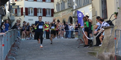Patrick Bächtiger verfolgt den 400m-Spezialisten Lionel Spitz durch die Gassen der Zuger Altstadt.