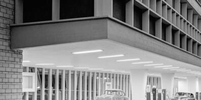 Die Centralgarage am Unteren Graben in St. Gallen - hier in einer Aufnahme von 1955 - wurde kürzlich nach einer langen Umbauzeit wiedereröffnet.