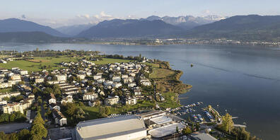 In Rapperswil-Jona wird der Standort eines neuen Berufs- und Weiterbildungszentrums (WBZ) im Lido in Frage gestellt. (Archivbild)