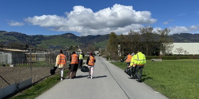 Für ein sauberes Altstätten: Asylsuchende befreien die heimischen Strassen und Plätze vom liegengebliebenen Abfall.