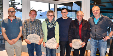 Ein persönliches Geschenk mit Symbolkraft von den Neuen an die bisherige Ouintner  Ortsverwaltung überreicht: Mischa Tschirky, Alois Janser, Tobias Walser, Bernadette  Janser, Markus Scherrer und Roman Walser (von rechts). 