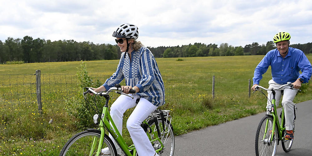dpatopbilder - Königin Mathilde von Belgien und König Philippe von Belgien während einer Fahrradtour im Rahmen eines Familienausflugs im Bokrijk-Park und Freilichtmuseum. Foto: Dirk Waem/BELGA/dpa