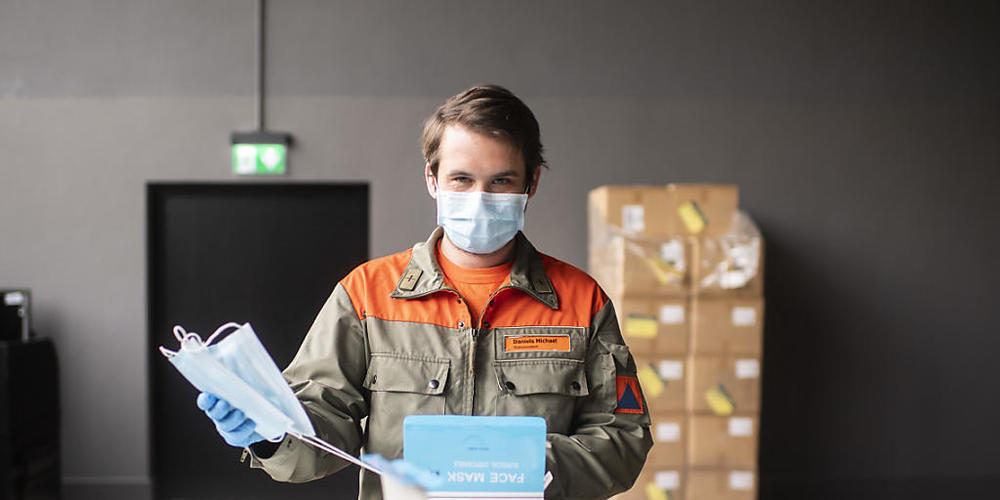 Mitarbeiter des Zivilschutzes verteilten Ende April unentgeltlich Schutzmasken an Unternehmen und Betriebe, die nach den ersten Lockerungen wieder öffnen konnten. (Archivbild)